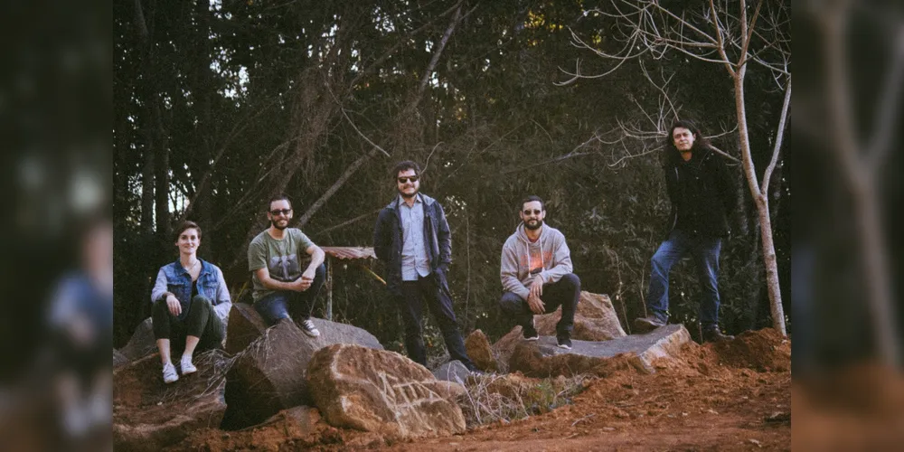 O repertório traz músicas do álbum Ovo (2020) e singles lançados posteriormente