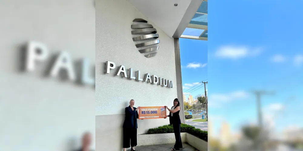 A gestora de Marketing do Shopping Palladium, Maura Muller e a cliente ganhadora Magaly Desplanches (da esquerda para a direita)