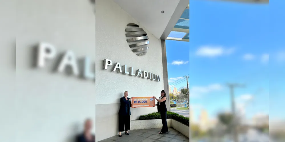 A gestora de Marketing do Shopping Palladium, Maura Muller e a cliente ganhadora Magaly Desplanches (da esquerda para a direita)