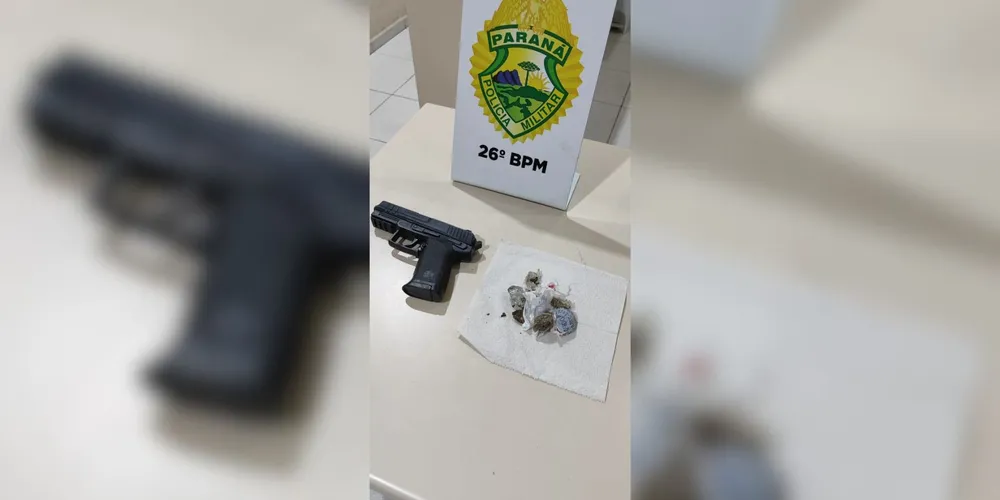 Segundo relatos de testemunhas, o adolescente teria exibido o objeto em via pública e feito ameaças