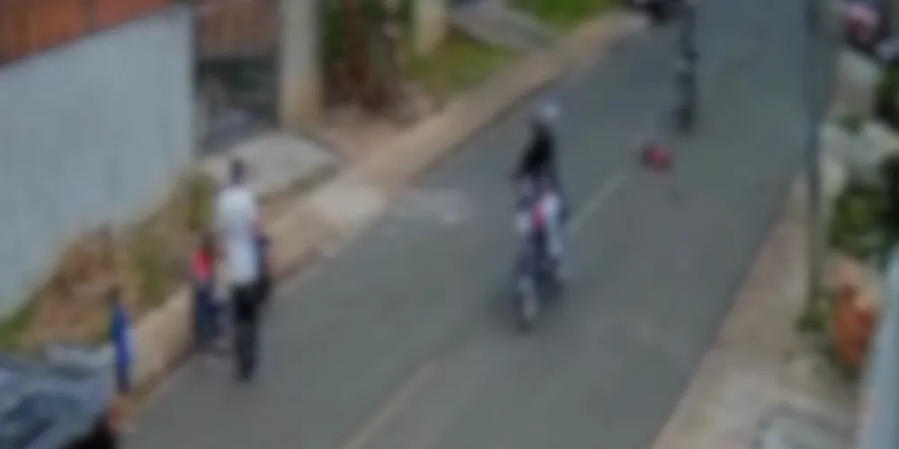 Câmeras de segurança registraram momento em que adolescentes de moto atropelaram criança em Ponta Grossa.