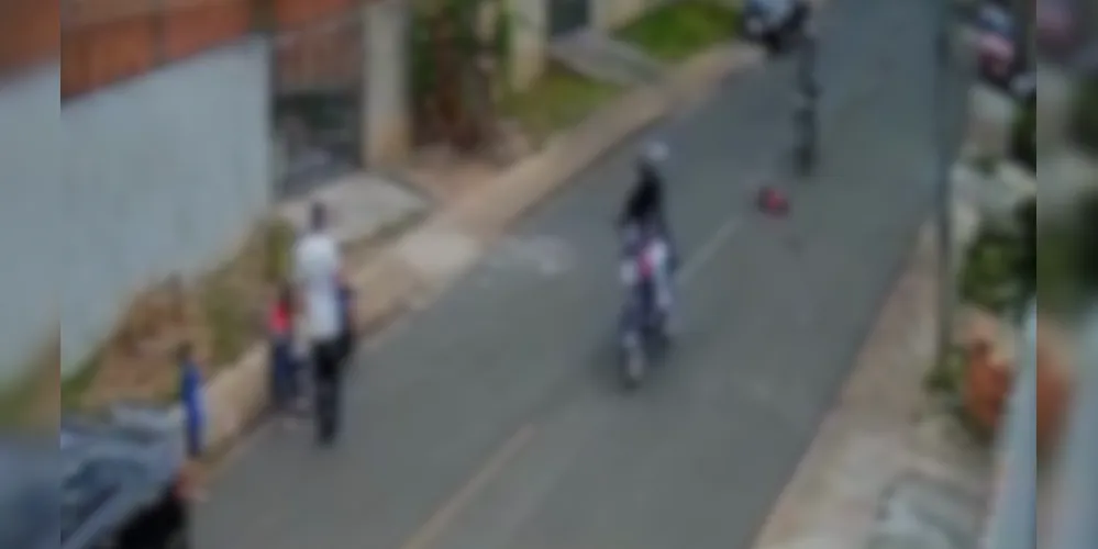 Câmeras de segurança registraram momento em que adolescentes de moto atropelaram criança em Ponta Grossa.