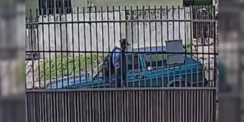Homem se aproxima do veículo e o furta rapidamente