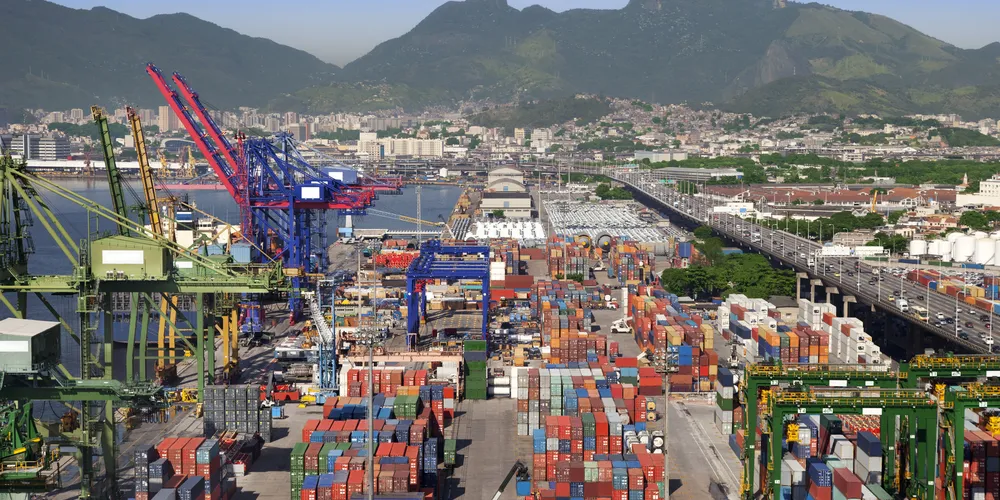 Porto carregado de produtos para serem exportados