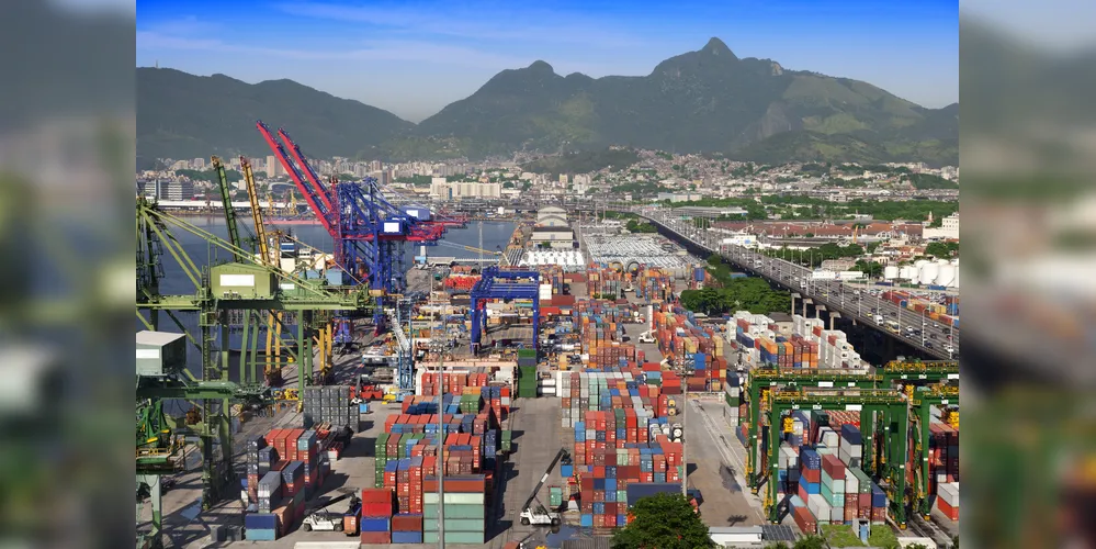 Porto carregado de produtos para serem exportados