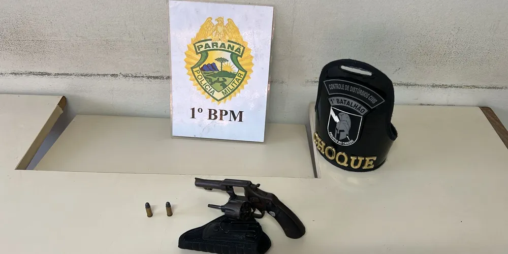 Arma de fogo foi encontrada no veículo do homem suspeito de ameaça contra esposa.