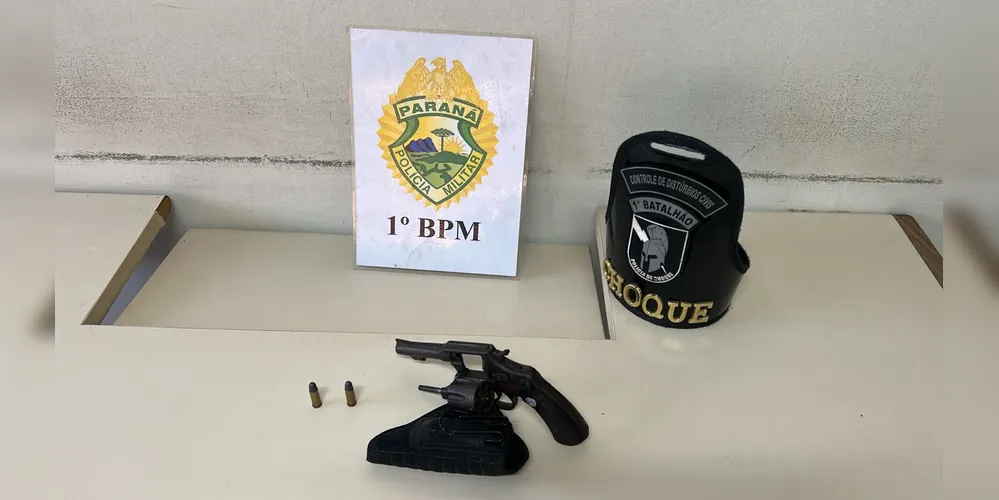 Arma de fogo foi encontrada no veículo do homem suspeito de ameaça contra esposa.