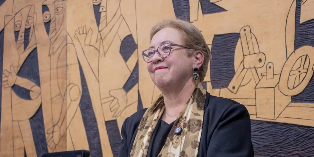 A professora Marilisa do Rocio recebeu a moção em aplausos em nome do curso