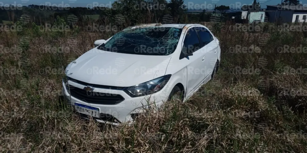 O automóvel ficou parcialmente danificado, com o para-brisa destruído