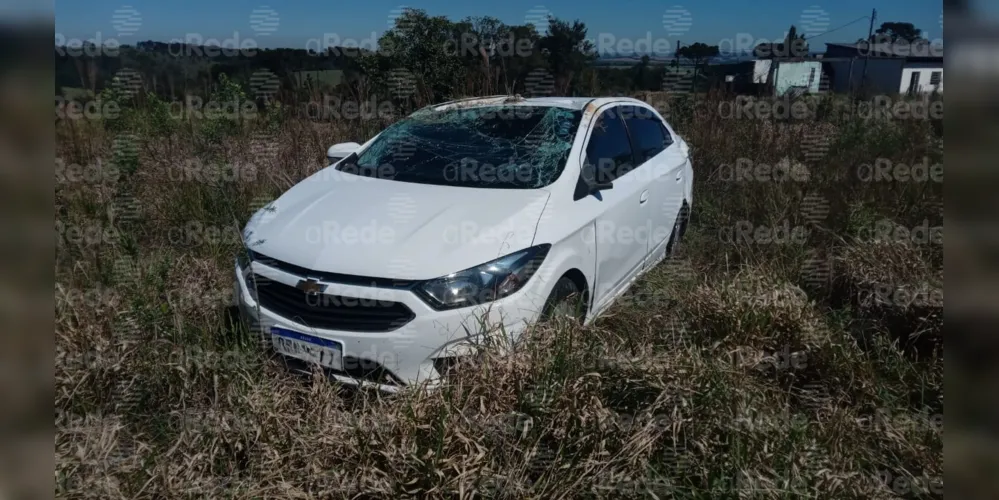 O automóvel ficou parcialmente danificado, com o para-brisa destruído