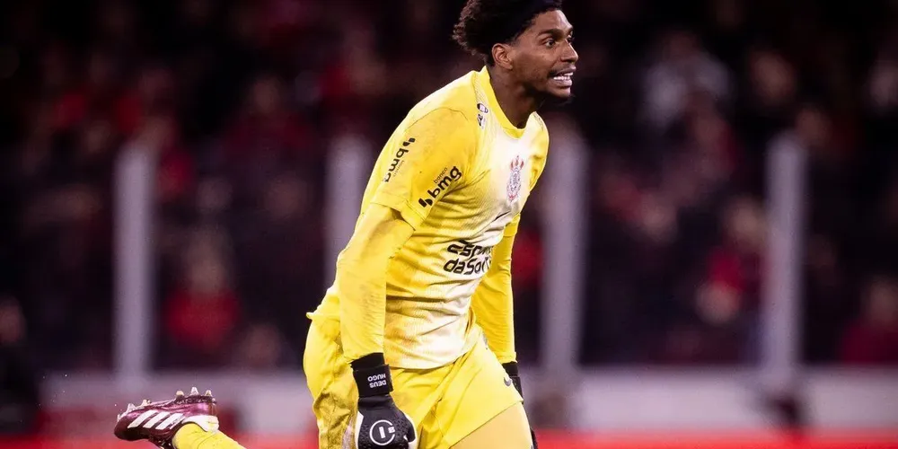 Hugo Souza, do Corinthians, durante partida contra o Athletico-PR pela Copa do Brasil