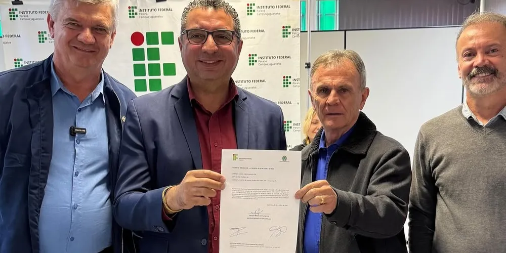 Juca Sloboda, Adriano Willian da Silva Viana Pereira e Toninho Wandscheer assinaram a Ordem de Serviço