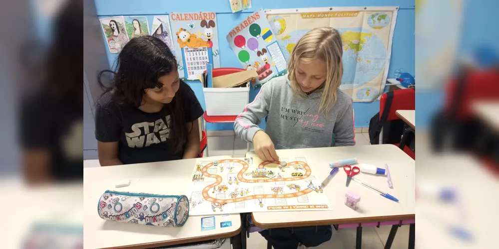 As crianças utilizaram o jogo "Trilha do Combate à Exploração do Trabalho infantil" como ferramenta pedagógica e também produziram cartazes de conscientização