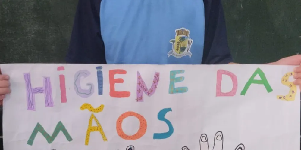 Entre as ações realizadas, os alunos produziram cartazes, fizeram apresentações aos colegas e foram ao lavatória da escola colocar em pratica a higiene das mãos