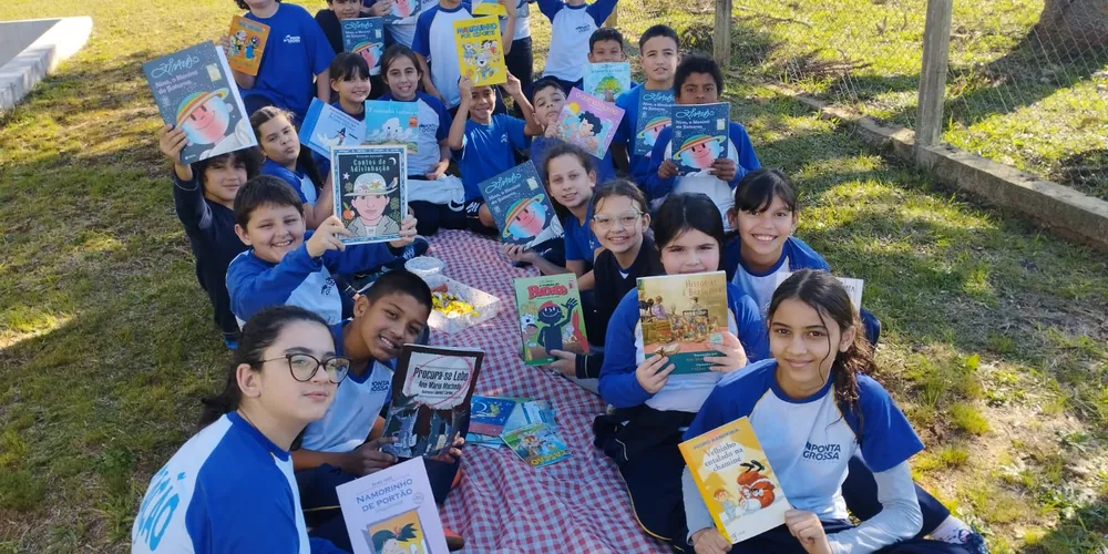 O piquenique literário foi uma das atividades realizadas pela turma