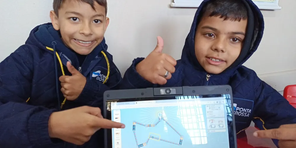 Inicialmente os alunos utilizaram ferramentas tecnológicas para compreender os conceitos da temática e na sequência elaboraram um circuito físico