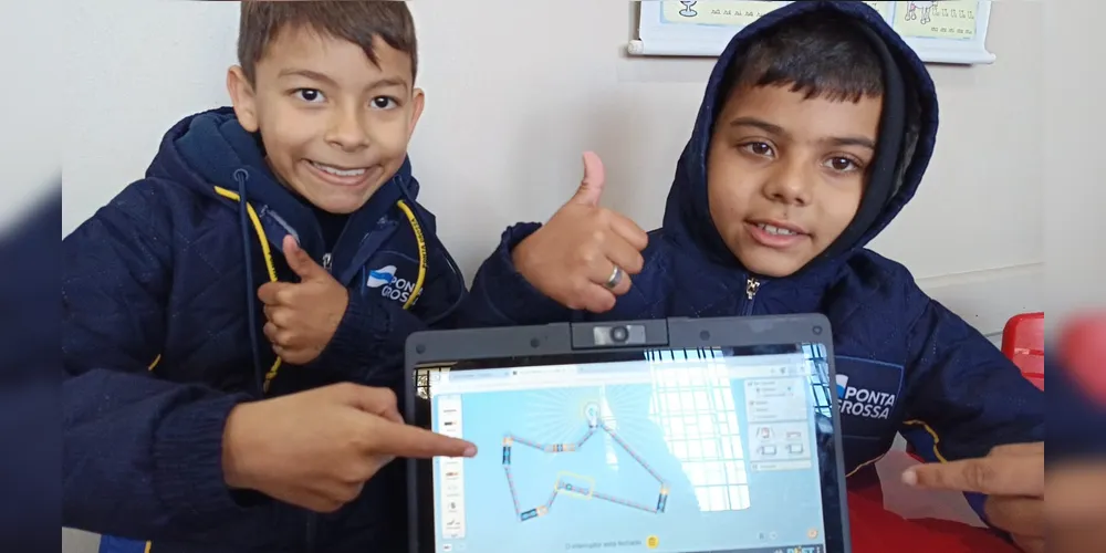 Inicialmente os alunos utilizaram ferramentas tecnológicas para compreender os conceitos da temática e na sequência elaboraram um circuito físico
