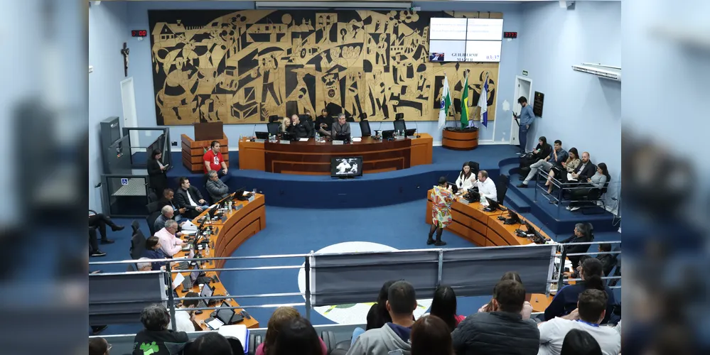 A votação acirrada terminou com 9 votos favoráveis ao Substitutivo Geral e 8 contra