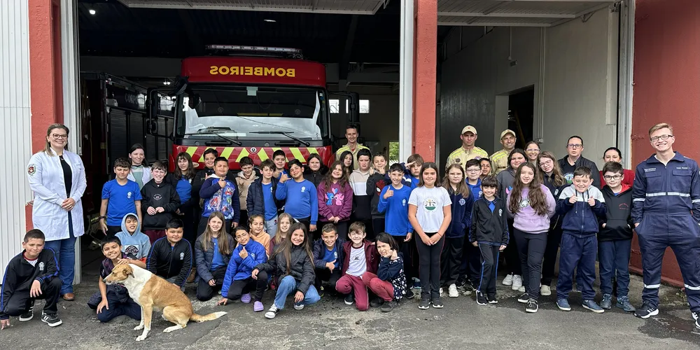 Nas aulas, as crianças aprendem de forma lúdica e prática o que fazer em situações como engasgos, quedas, desmaios ou sangramentos