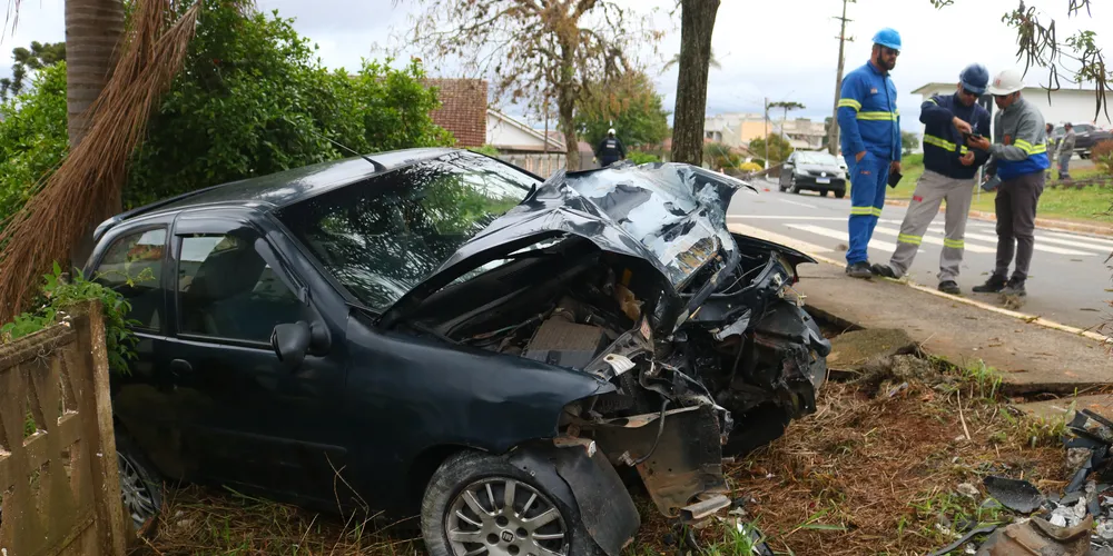 Acidente deixou um dos carros totalmente danificado