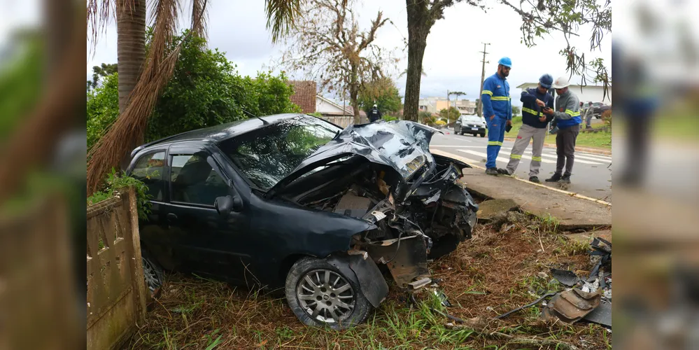 Acidente deixou um dos carros totalmente danificado