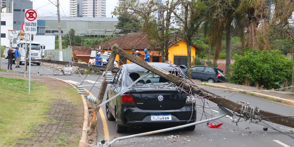 Veículos ficaram destruídos e os fios atravessados na via