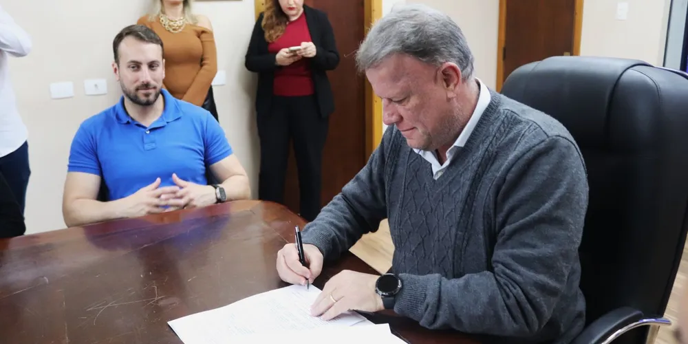 O prefeito Mauricio Rivabem (PSD) realizou a assinatura simbólica do contrato que marcar o início da obra