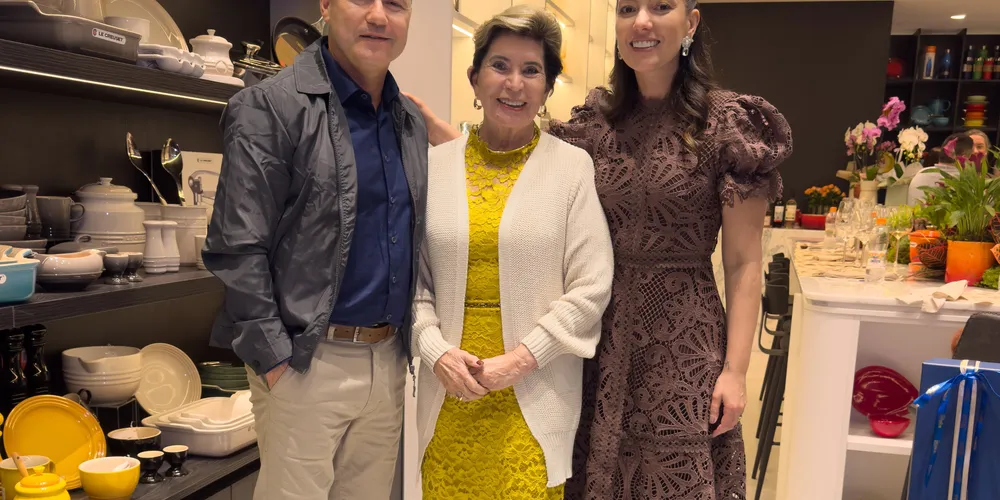 Os empresários Marcelo e Amelya Alves ladeando a prefeita Elizabeth Schmidt
