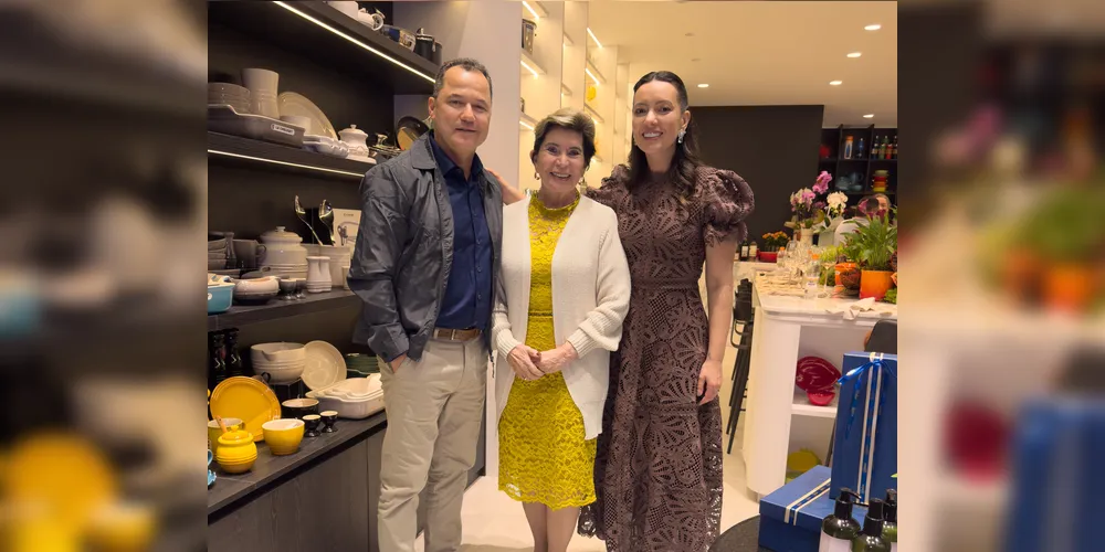 Os empresários Marcelo e Amelya Alves ladeando a prefeita Elizabeth Schmidt