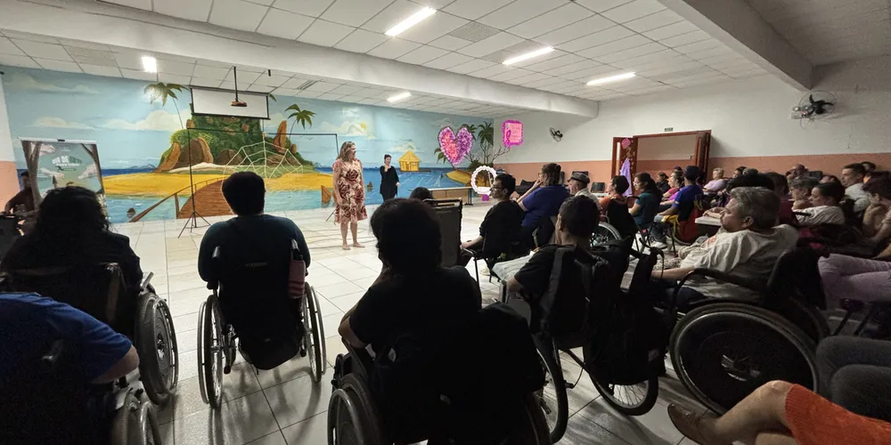 Na peça, a atriz Michella França, diretora do Grupo Dia de Arte, interpreta uma mulher que viveu um relacionamento abusivo por 15 anos