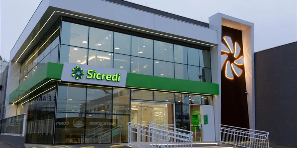 Localizada na Rua Marechal Deodoro da Fonseca, 293, no Centro de Bocaiúva do Sul, a nova agência conta com 413m²