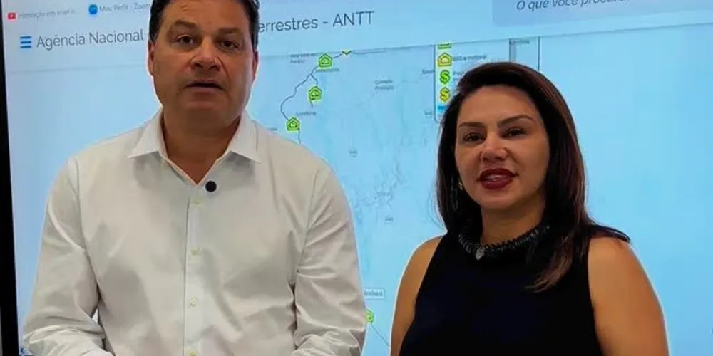 Sandro Alex e Dayane Sovinski estiveram reunidos para entregar as obras