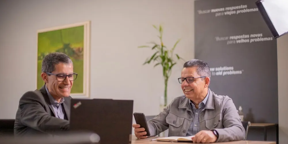 O reitor Miguel Sanches Neto, ao lado do vice Ivo Demiatte, parabenizou a todo os servidores que conquistaram a ascensão de classe