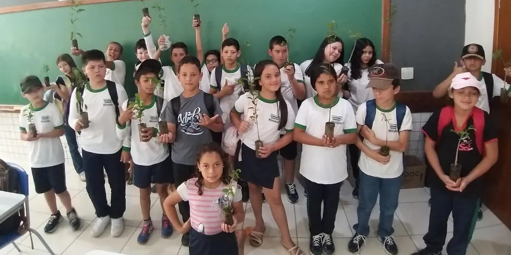 Estudantes puderam entender importância das espécies arbóreas e contribui com seu plantio