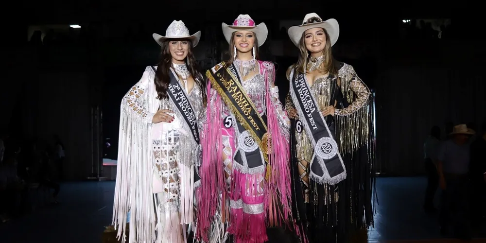 Larissa Eduarda Carneiro Ribeiro como 2ª Princesa; Isabella Moreira Rolim coroada Rainha; e Giovanna Aparecida de Meira Mainardes como 1ª Princesa