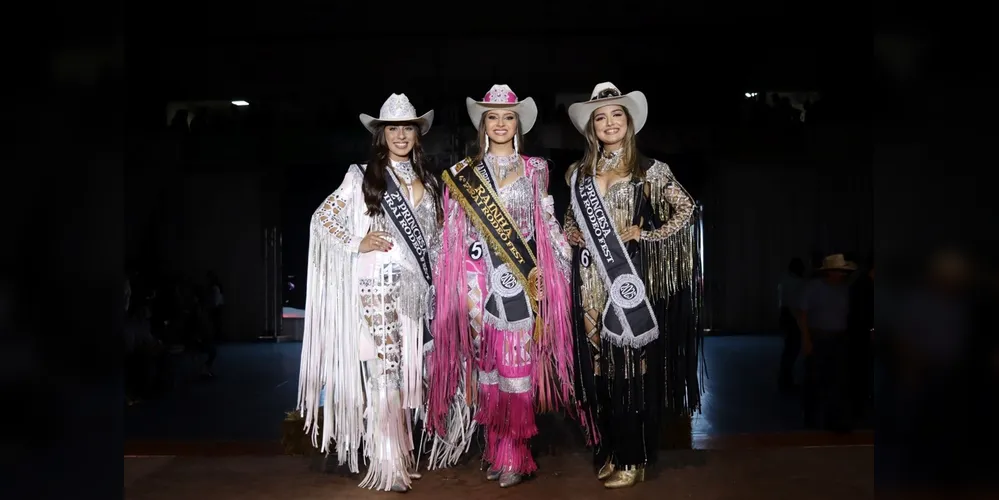 Larissa Eduarda Carneiro Ribeiro como 2ª Princesa; Isabella Moreira Rolim coroada Rainha; e Giovanna Aparecida de Meira Mainardes como 1ª Princesa