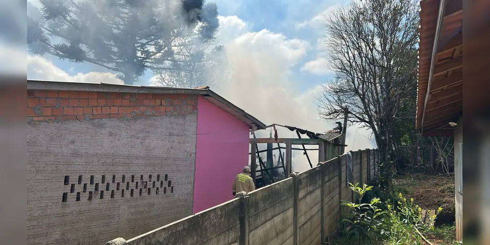 Residência foi consumida pelo fogo