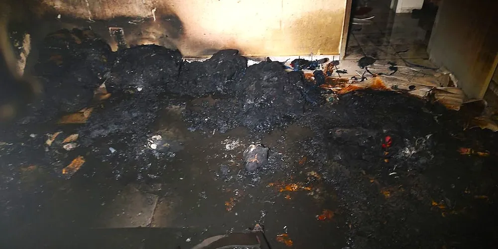 Residência ficou bastante danificada com o possível incêndio criminoso