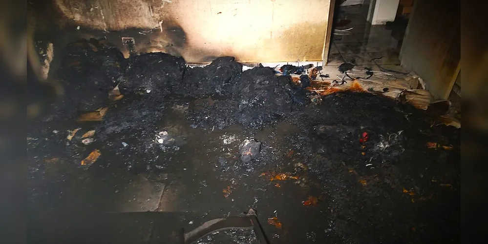 Residência ficou bastante danificada com o possível incêndio criminoso