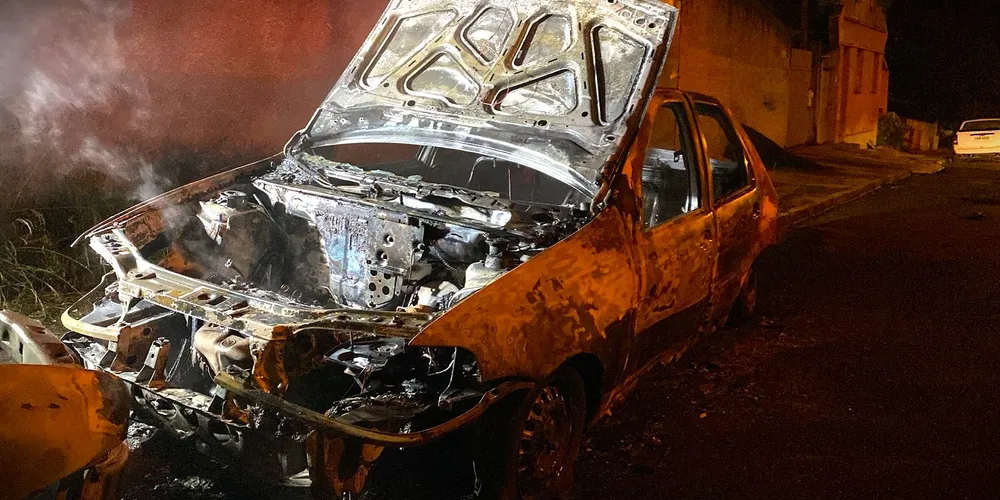 Veículos ficaram destruídos com o incêndio