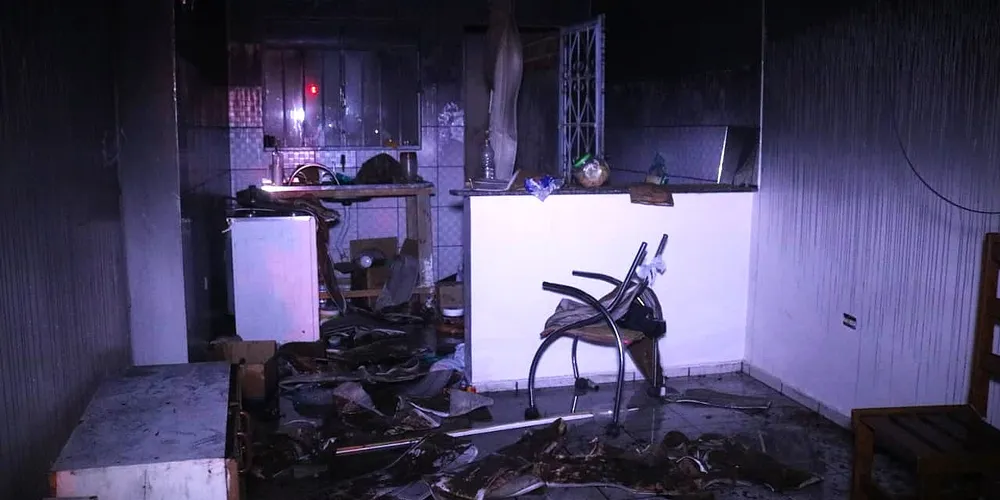 Imóvel ficou bastante danificado com o incêndio