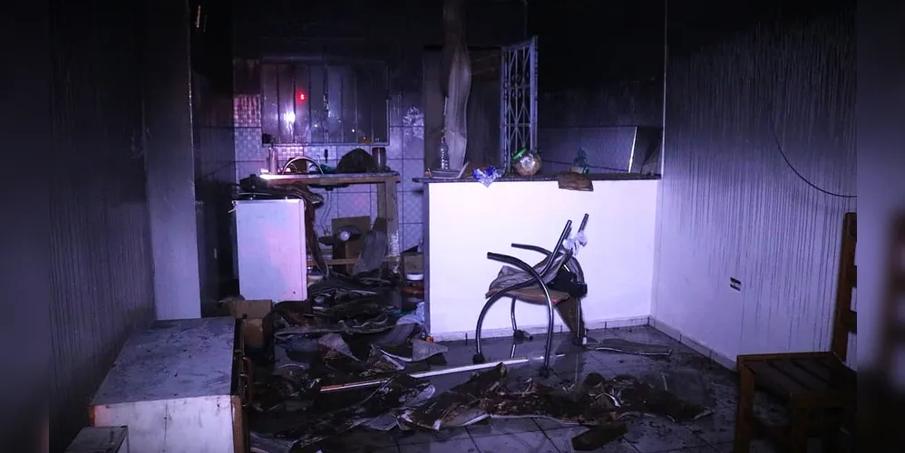 Imóvel ficou bastante danificado com o incêndio