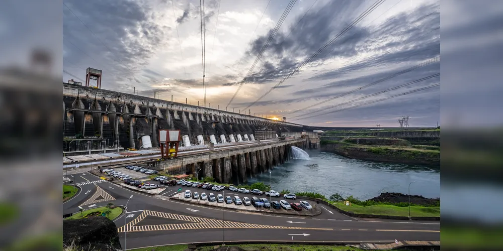 Hidrelétrica de Itaipu durante funcionamento