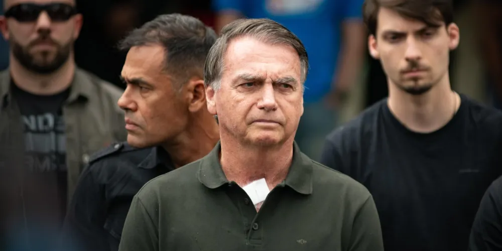 Atualmente, Bolsonaro cumpre prisão domiciliar no âmbito do inquérito da coação da trama golpista