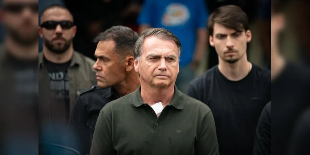 Atualmente, Bolsonaro cumpre prisão domiciliar no âmbito do inquérito da coação da trama golpista