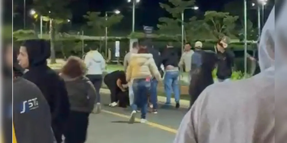 No registro é possível notar a presença de homens e mulheres no meio da confusão