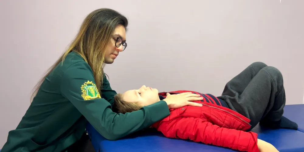 Entre as técnicas utilizadas, Luiz trabalha o alinhamento das estruturas corporais para facilitar a mobilidade, a respiração e o equilíbrio muscular