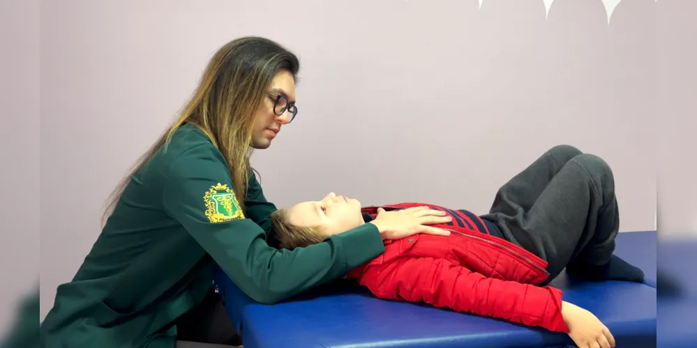 Entre as técnicas utilizadas, Luiz trabalha o alinhamento das estruturas corporais para facilitar a mobilidade, a respiração e o equilíbrio muscular