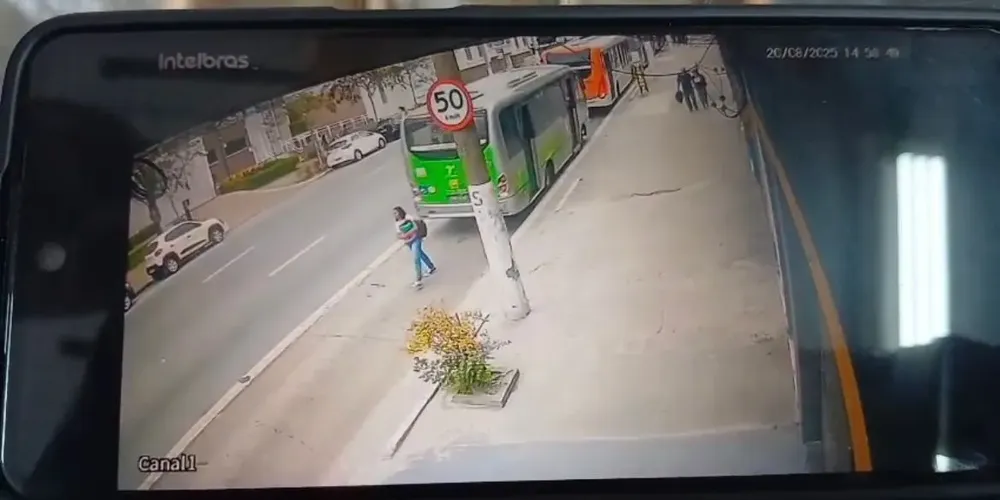 Mulher é atropelada por ônibus na grande São Paulo