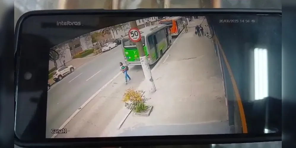 Mulher é atropelada por ônibus na grande São Paulo